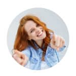 Selbstbewusste Frau blaues Shirt