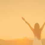 Frau Sonnenaufgang weite Arme, Blume des Lebens