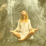 Frau-Wasserfall-meditierend