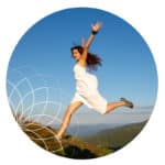 Glückliche Frau springt über Hügel